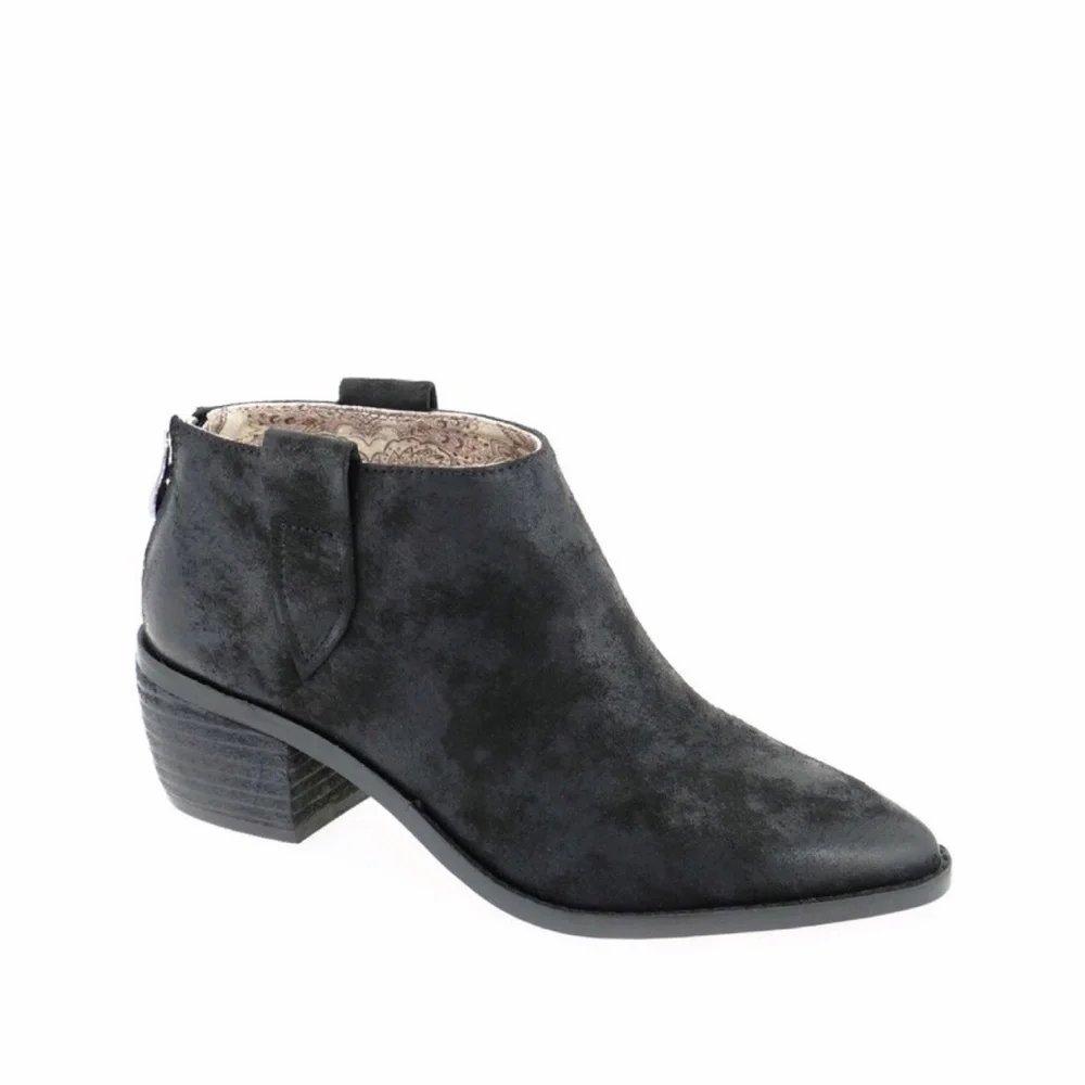 BAND OF GYPSIES • Rainier‎ Burnished Micro Cowsuede Booties - Black 8 $100